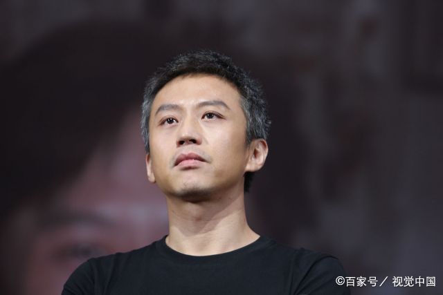 邓超吃手秒变"邓三岁"和"儿子"共舞,扎马步玩"对眼"笑料足